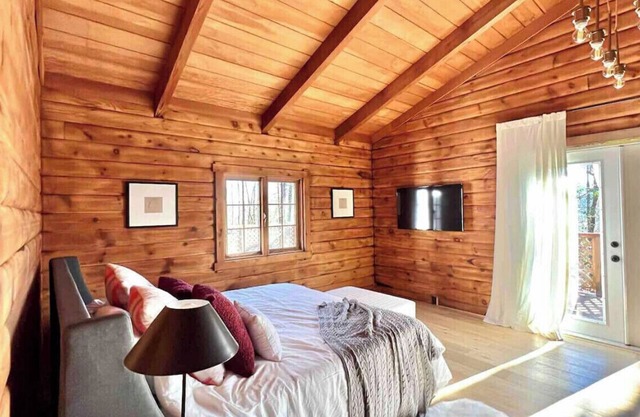 Log Cabin near Brevard with lakes, golf, private hiking and super fast wifi