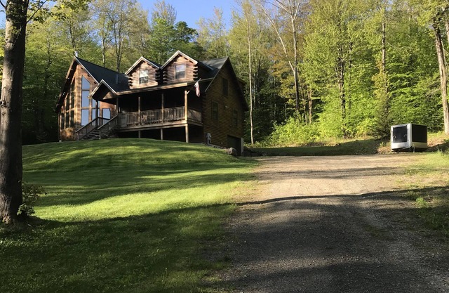 Log cabin near Okemo/Ludlow on 25 acres borders state forest w/trails nearby