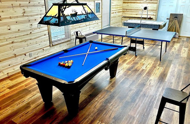 Log Cabin Perfect for 1-2 families-Game Room, Hot Tub, Fire Pit, 2 living rooms