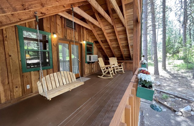 Log Cabin Retreat w/game room