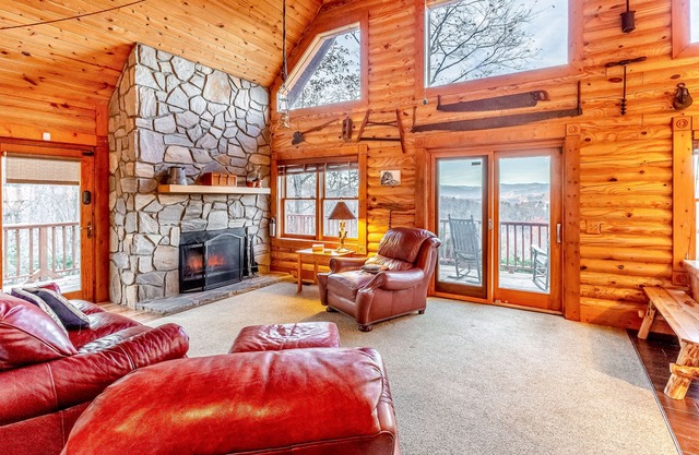 Log cabin with amazing mountain views, pool table, movie room & fireplace
