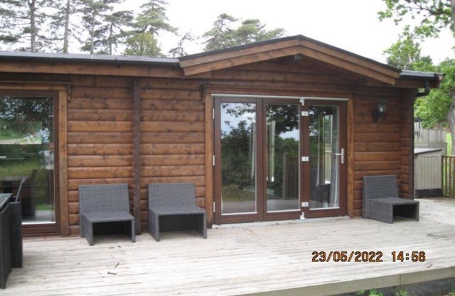 Log cabin with decked veranda, nestled in Kenwick Park, Louth