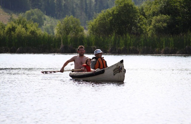 Log Chalet with private lake in the wilderness area