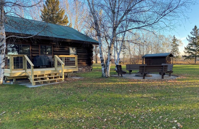 Log Home! Heated Garage! In town Warroad, MN. Close to Hockey Arenas & Fishing!