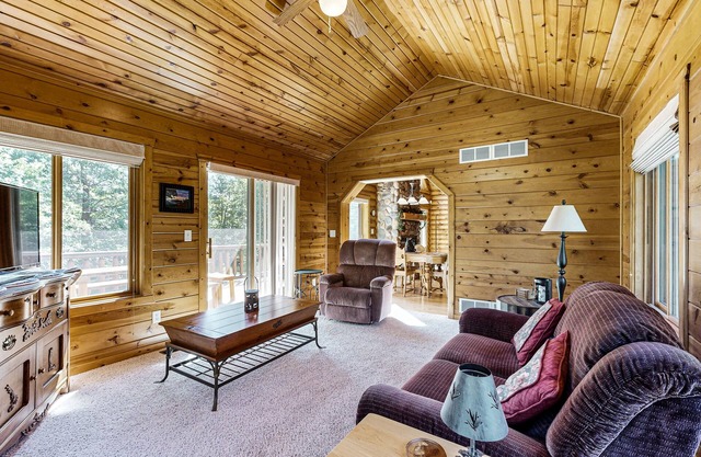 Log Home with Lake Access, Large patio, Fire pit, Mini Bar & WIFI