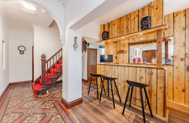 Logan Lodge: Seaside townhouse for chilled - out large groups