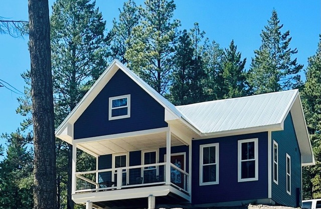 Logan Pass at Elk Ridge Village cabin 401B with views of Flathead Lake & ⛰️ views
