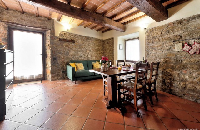 "Loggiato" farmhouse apt, swimming pool, private porch, stunning view