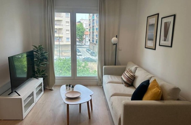 LOIRA RIO HUERVA: Luminous in Residential Area