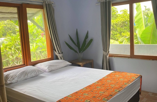 Lombok 3 bedroom tropical house with terrace. Beautiful mountain views.