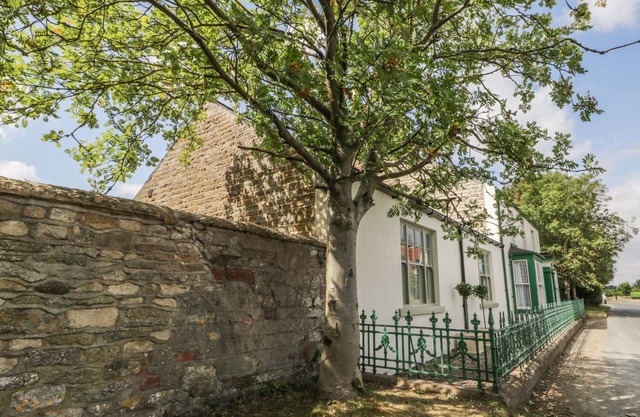LONDESBOROUGH COTTAGE, pet friendly, with open fire in Scarborough
