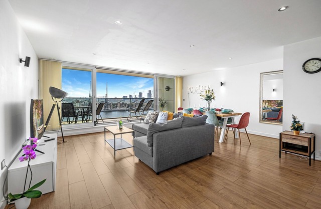 LONDON EXCEL MARINA DELIGHT- Chic 2-Bedroom with Panoramic Water View.