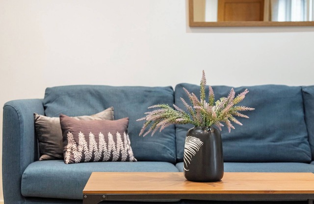 London Eye/split level and private patio/sleeps 6