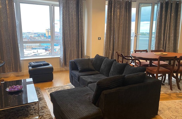 London Riverside Apartment-2 Bed-freep-balcony
