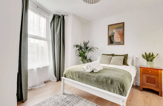 London Serviced Apartment , 2 min walk to train station & near Tottenham Stadium