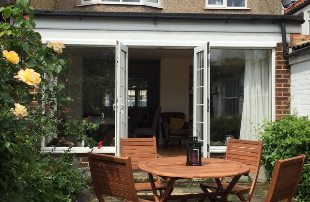 London spacious, bright house with easy access to London