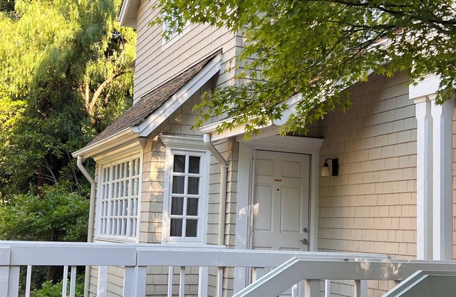 London Suite nHistoric Cedar Mansion Bungalows - 1 Block from Sonoma Square