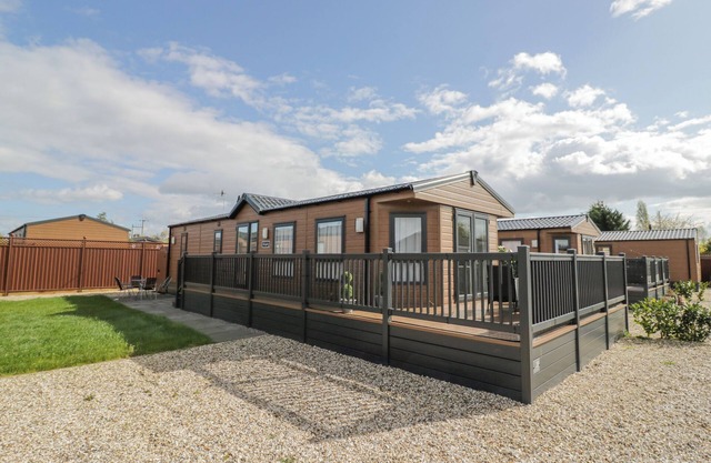 LONG ACRES LODGE, family friendly, with a garden in Evesham