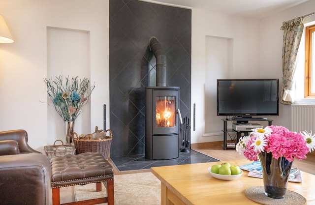 Long Meadow Barn - sleeps 7 guests in 4 bedrooms