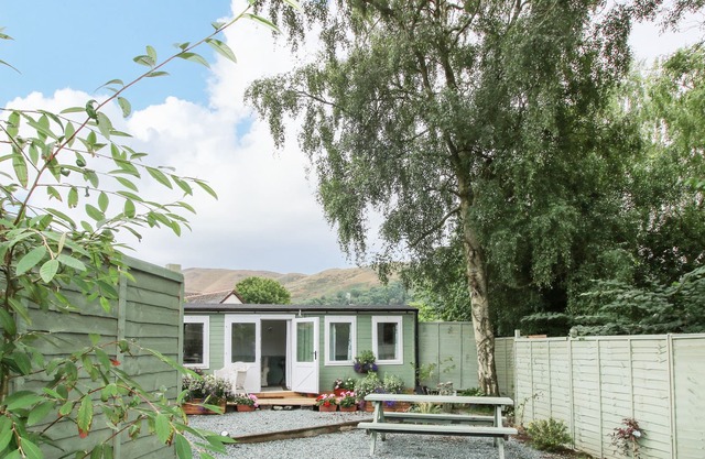 LONG MYND LODGE, pet friendly, with a garden in Church Stretton