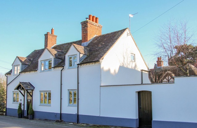 LONGCOURT COTTAGE, pet friendly in Edgmond, Shropshire