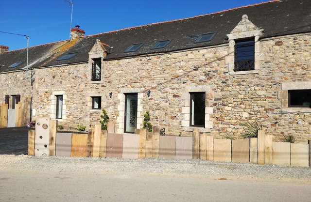Longère for 13 people and 2 babies, 300 metres from the sea, access to covered swimming pool