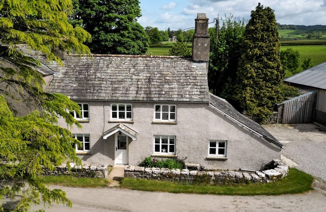 LONGLANDS FARM COTTAGE, family friendly, with hot tub in Cartmel
