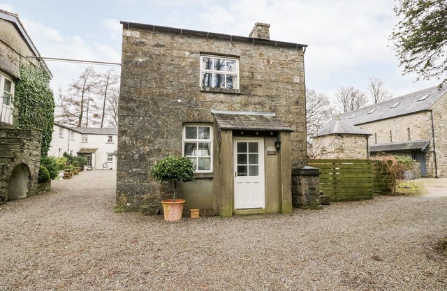LONGLANDS THE COACH HOUSE, pet friendly, with a garden in Cartmel