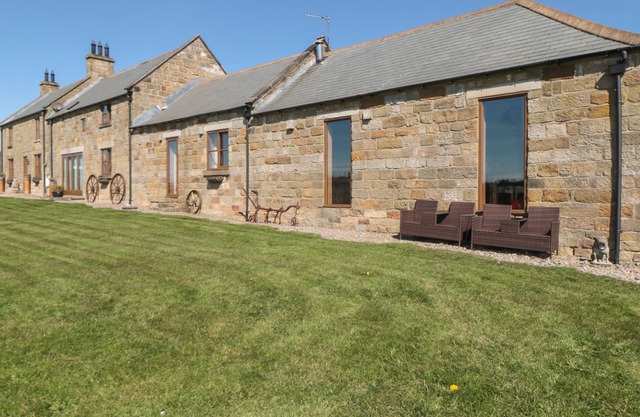 LONGSTONE COTTAGE, pet friendly, with open fire in Ugthorpe