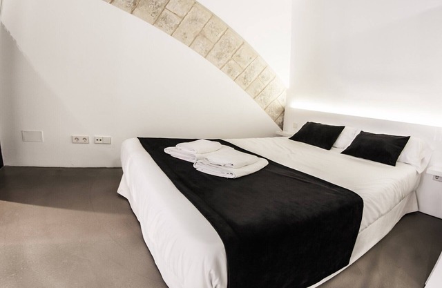 Lonja Suites 2 Black