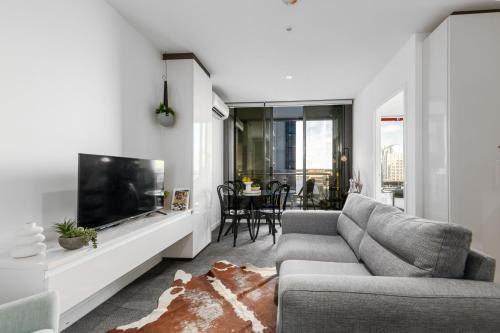 Lonsdale Luxury - Melbourne Views, Gym, Pool
