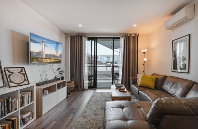 Lonsdale St 1-Bed Unit with Study Area and Parking