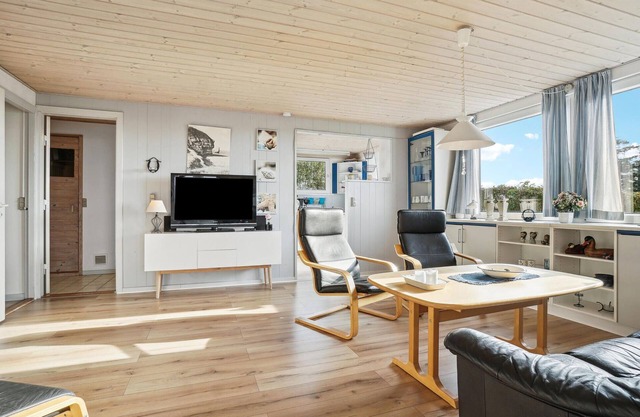 Look forward to a wonderful vacation in this vacation home with green surroundings and sea view.