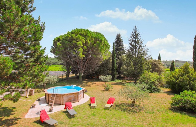 Look forward to this welcoming and authentic vacation home with pool in Valréas.