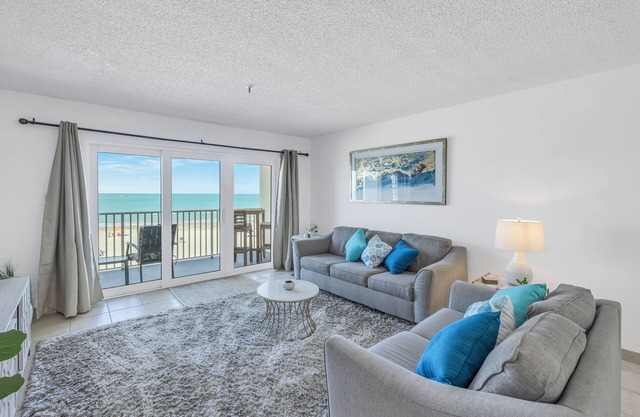 Look no further! Beachfront Condo in Paradise, Short walk to John's Pass.