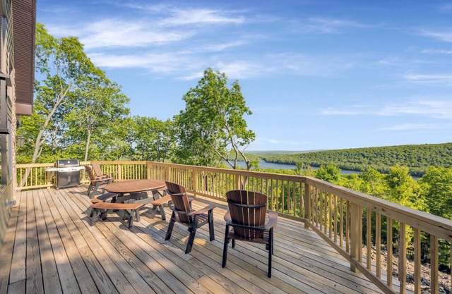 Look Out Lodge, Near JFBB with Spectacular Lake and Mountain Views!