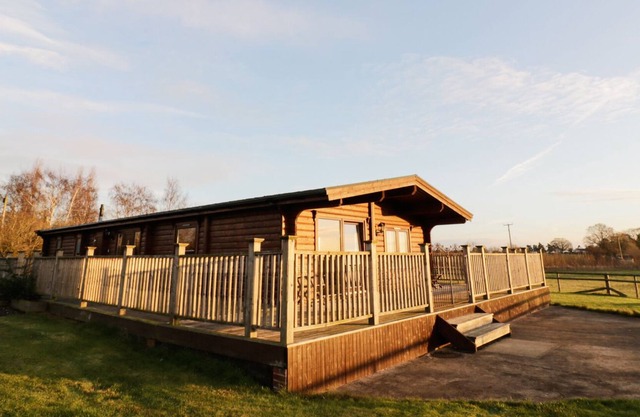 LOOK OUT LODGE, pet friendly, with a garden in Hallow