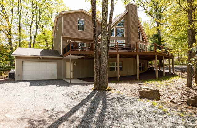 LOOKING FOR A HOUSE FOR THE ENTIRE CREW! AMAZING GAME ROOM, FIRE PIT & LAKEVIEW