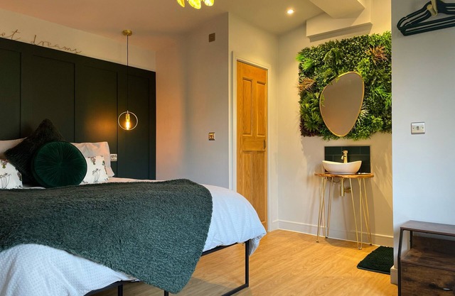 Looking for a romantic escape in the countryside, with outdoor bathtub !