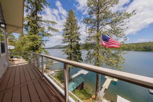 Loon Lakeside Dockside Retreat