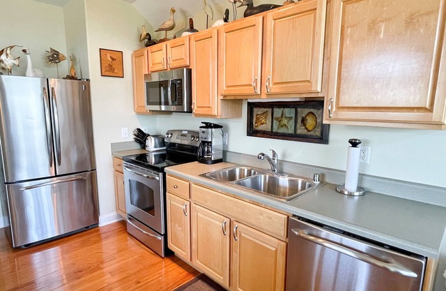 Loon's Loft: Wonderfully furnished condo centrally located. Pool.