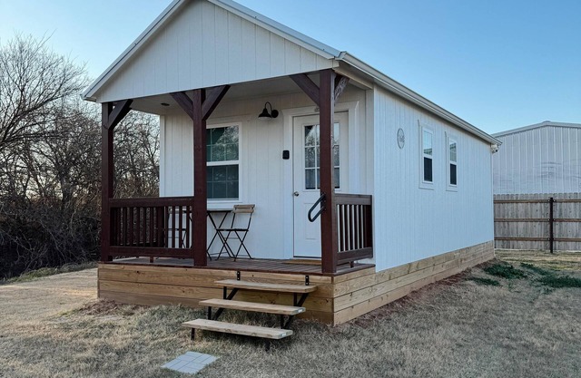 Lori - Fully Furnished 4 Person Cottage for short or mid-term stays