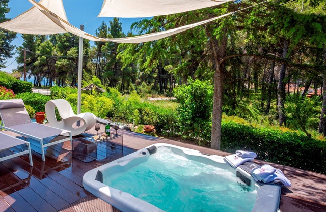 Lost Palms Sani Villa With Jacuzzi and Pool