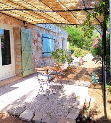 Lou Carami - Studio rénové dans village Provençal