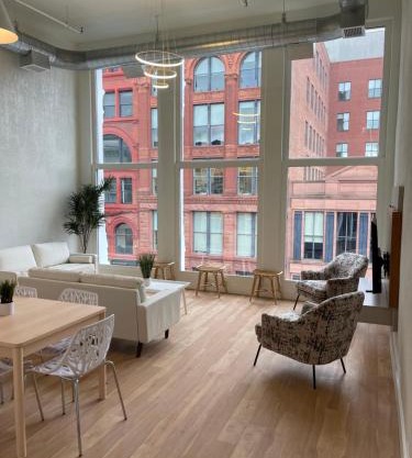 Lou-City Penthouse Suite! Savor Life with Hollyhock