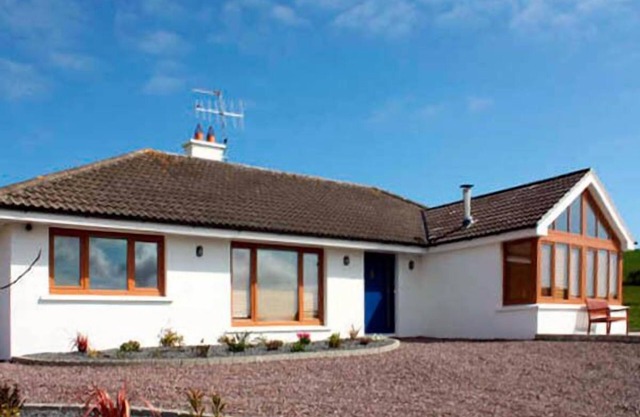 LOUGH CLUHIR COTTAGE, pet friendly in Union Hall, County Cork