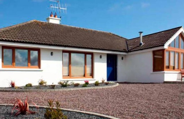 LOUGH CLUHIR COTTAGE, pet friendly in Union Hall, County Cork