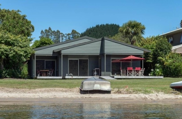 LOUNGE TO LAWN TO LAKE - WATERFRONT