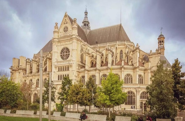 LOUVRE,NOTRE DAME-EXPLORE THE CITY'S ICONIC LANDMARKS, JUST MINUTES AWAY ON FOOT