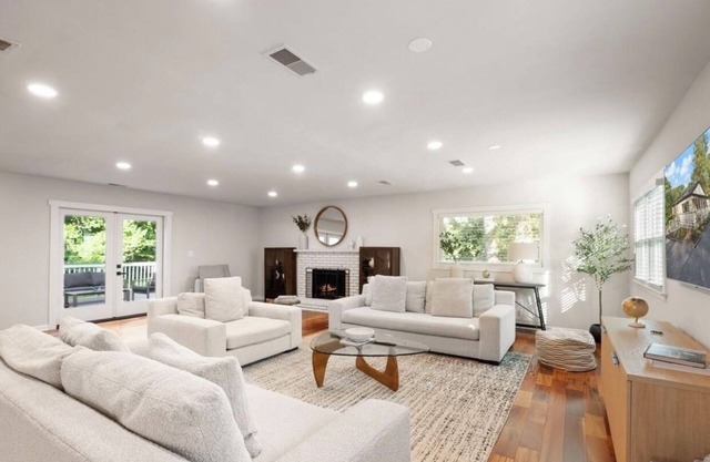 Love at first stay! Luxury 4 bed 4 bath near DC! Clean with EV charger! Family!